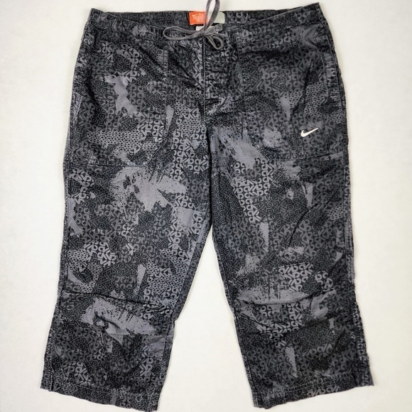 NIKE TRAINING THE ATHLETIC DEPT GRAPHITE BLK CAPRI LONG SHORTS WOMENS SZ. M 8-10 - Picture 1 of 8
